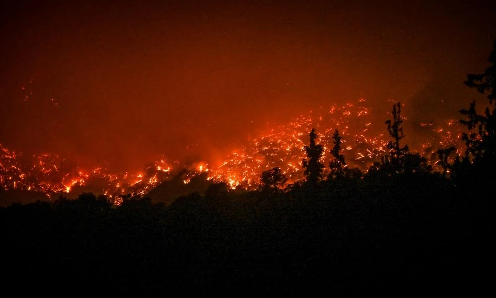 Τεράστια φωτιά στο Βουπράσιο Αχαΐας - Ισχυρές επίγειες δυνάμεις της Πυροσβεστικής